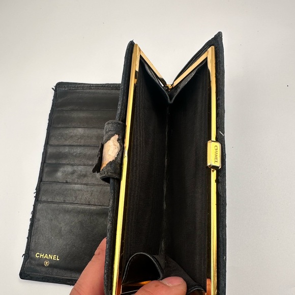 Gucci & Chanel wallet. These are rehab wallet. Please look at the pouch - Picture 6 of 9
